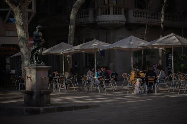 Archivo - Arxiu - Diverses persones en una terrassa de Barcelona.