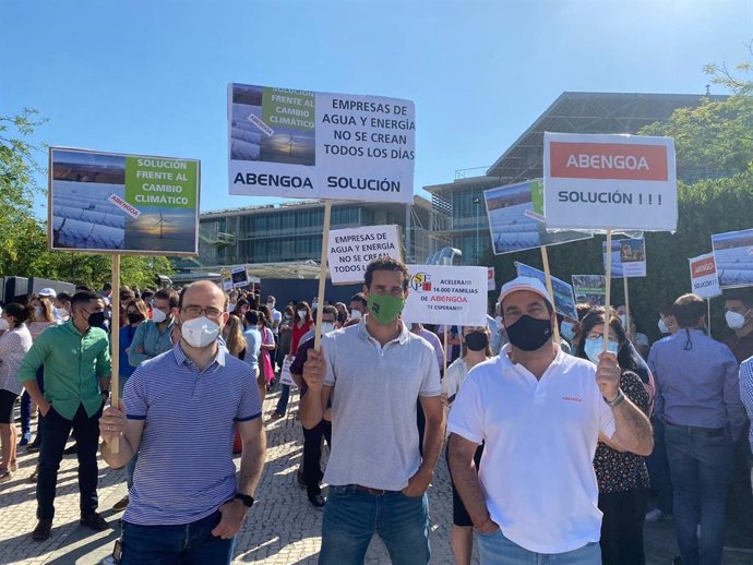 Concentración de trabajadores de Abengoa en el Centro de Palmas Altas (Sevilla).