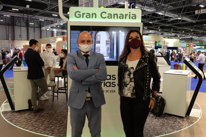 El consejero de Turismo de Gran Canaria, Carlos Álamo, y la artista grancanaria Cristina Ramos en Fitur