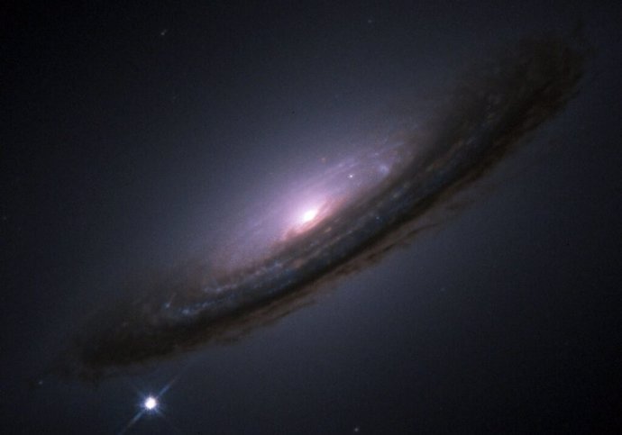 En la foto se muestra la supernova de la estrella de tipo Ia 1994D, en la galaxia NGC 4526. La supernova es el punto brillante en la esquina inferior izquierda de la imagen.