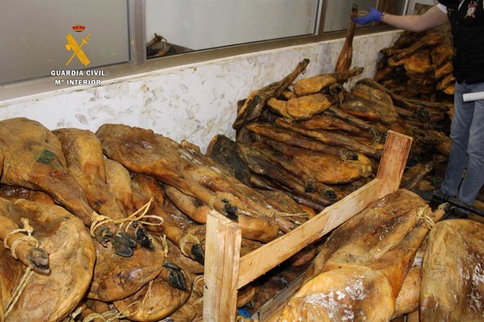 Partida de jamones intervenida por el Seprona en las instalaciones de la empresa jienense.