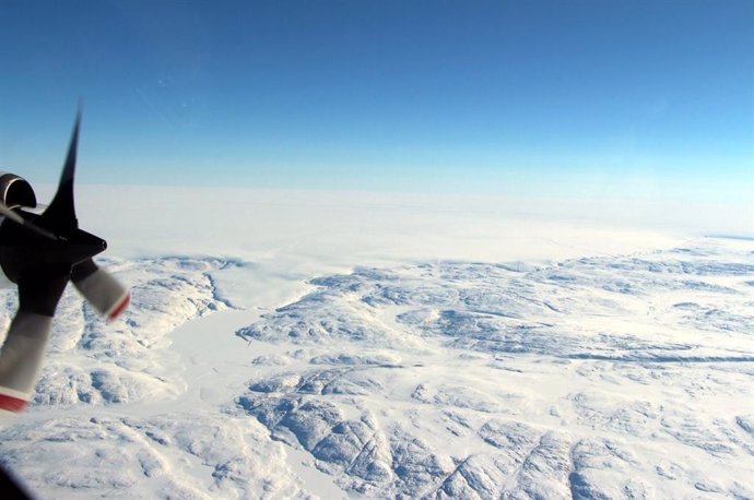 Vista aérea del glaciar Hiawatha en el noroeste de Groenlandia durante las observaciones con radar