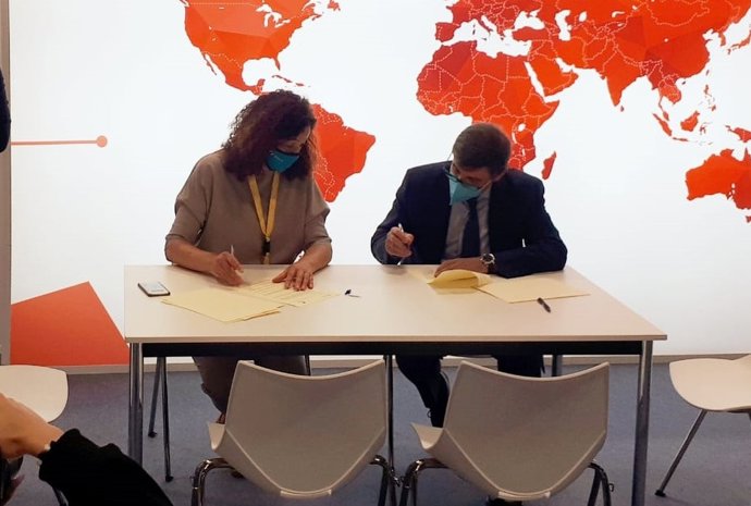 La presidenta del Consell de Mallorca, Catalina Cladera, y el presidente de Segittur, Enrique Martínez, durante la firma del acuerdo