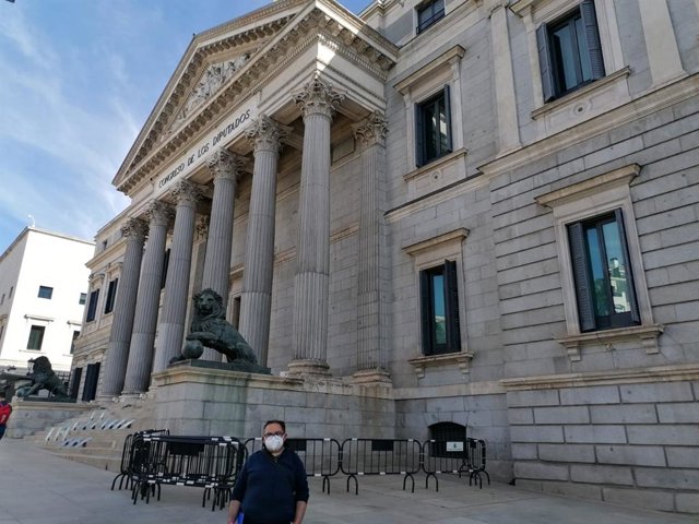El portavoz de la Asociación Española de Fundaciones Tutelares, Santiago Izquierdo, frente al Congreso de los Diputados que ha aprobado una reforma legal que elimina la incapacitación de personas con discapacidad intelectual.