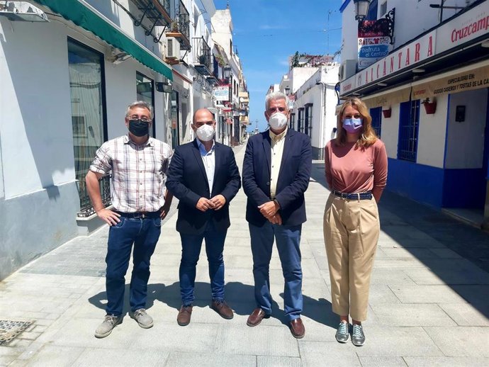 El responsable del área de Desarrollo Local de Diputación de Cádiz, Manuel Chacón y el alcalde de Chipiona, Luis Mario Aparcero, junto a los delegados municipales de Urbanismo y de Hacienda, Pepe Mellado y María Naval.