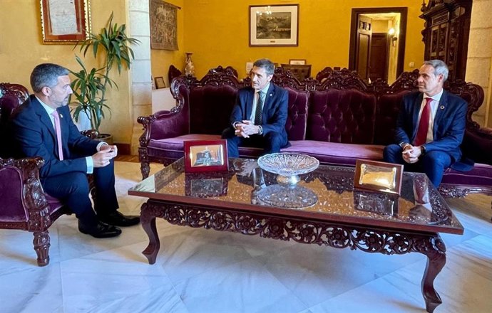 Pedro Fernández con el alcalde de Rota