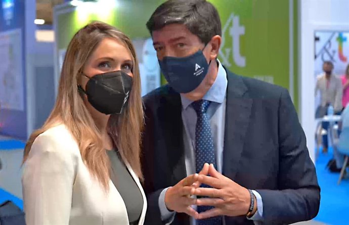 La coordinadora de Cs en Huelva y diputada provincial, María Ponce, junto al coordinador de Cs en Andalucía, vicepresidente de la Junta y consejero de Turismo, Juan Marín, en Fitur.