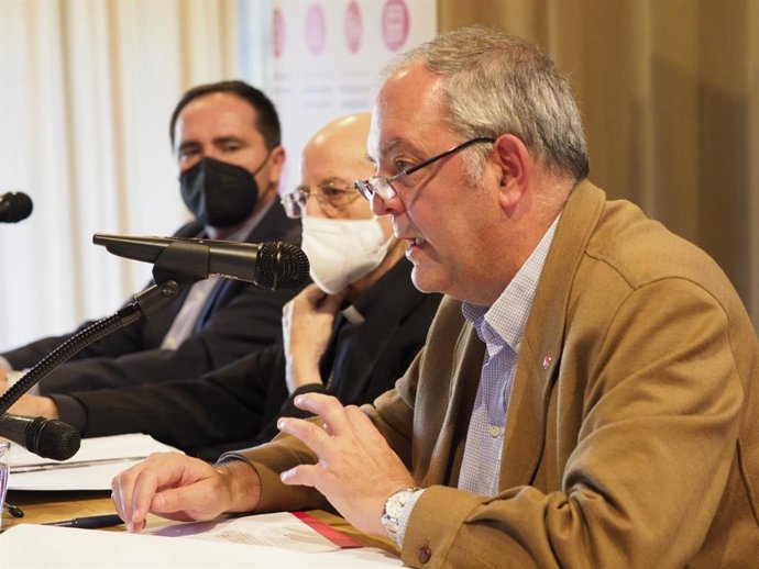 El director de la Fundación de Ayuda a la Iglesia Necesitada, Javier Menéndez Ros, junto al arzobispo de Valladolid, Ricardo Blázquez.
