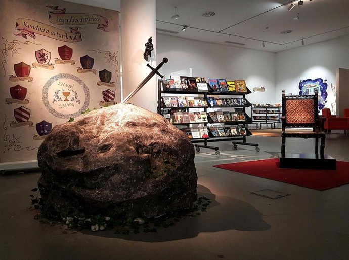 Escena que recrea la leyenda Excalibur sobre el Rey Arturo en la Biblioteca de Navarra