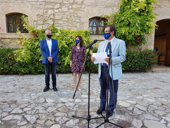 El doctor Jaume Jesús Carot Giner es elegido rector de la Universitat de les Illes Balears.