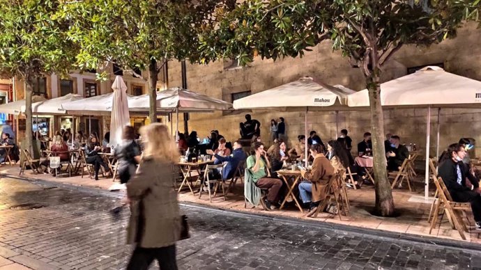 Archivo - Terrazas en la calle San Francisco de Oviedo.