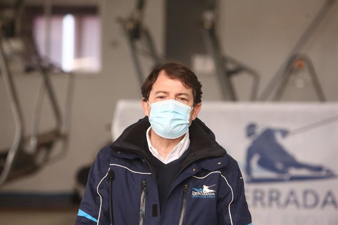 Archivo - El presidente de la Junta de Castilla y León, Alfonso Fernández Mañueco interviene durante su visita al Puerto de Navacerrada, a 9 de abril de 2021, en Cercedilla, Madrid (España). La visita la han realizado para conocer cómo afecta a trabajad