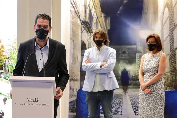 El primer teniente de alcalde y concejal de Deportes, Alberto Blázquez, la segunda teniente de alcalde y concejala de Cultura y Turismo, María Aranguren, de Alcalá de Henares