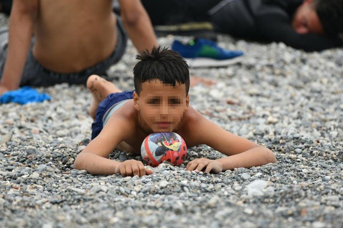 Un niño con una pelota el mismo día de una jornada marcada por las devoluciones en caliente que están efectuando a los migrantes que han entrado en Ceuta procedente de Marruecos, a 18 de mayo de 2021