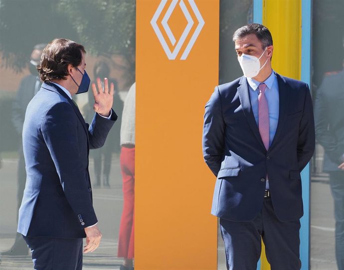 Archivo - El presidente del Gobierno, Pedro Sánchez (d), y el presidente de la Junta de Castilla y León, Alfonso Fernández Mañueco (i), antes de la presentación del Plan Estratégico de Renault, en la factoría de la compañía en Palencia, Castilla y León 