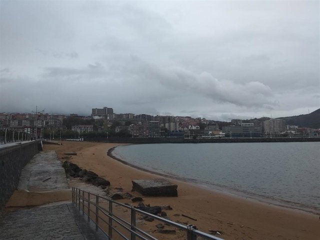 Archivo - Nubes en la costa de Euskadi.