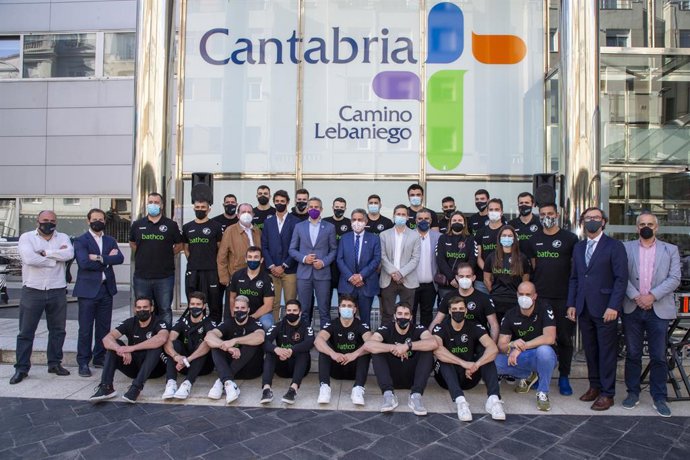 El presidente de Cantabria, Miguel Ángel Revilla, y el vicepresidente y consejero de Universidades, Igualdad, Cultura y Deporte, Pablo Zuloaga, reciben al Bathco Balomnano Torrelavega.