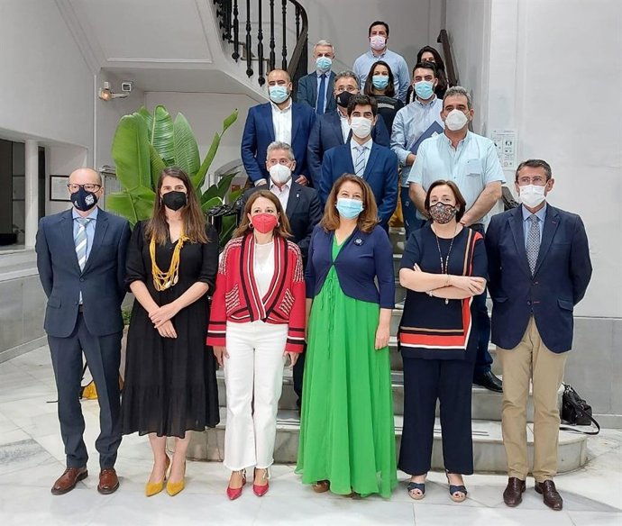 La consejera de Agricultura, Ganadería, Pesca y Desarrollo Sostenible, Carmen Crespo, durante la firma convenios de colaboración en materia de gestión de montes de titularidad municipal con ayuntamientos malagueños