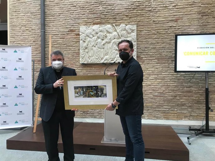 El arzobispo de Zaragoza, Carlos Escribano, y el presidente de la Asociación de Fotoperiodistas de Aragón, José Miguel Marco