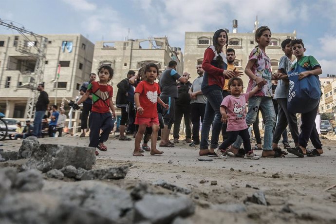 20 May 2021, Palestinian Territories, Jabalia: Palestinians inspect the remains of a destroyed building after it was hit during Israeli airstrikes, amid the escalating flare-up of Israeli-Palestinian violence. Photo: Mohammed Talatene/dpa