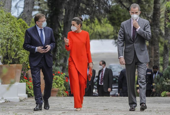 (I-D) El presidente de la Comunidad Valenciana, Ximo Puig; la Reina Letizia y el Rey Felipe VI a su llegada a la entrega del Premio Miguel de Cervantes 2020 al poeta Francisco Brines en la casa del autor, a 12 de mayo de 2021, en Oliva, Valencia. 