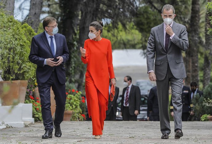 (I-D) El presidente de la Comunidad Valenciana, Ximo Puig; la Reina Letizia y el Rey Felipe VI a su llegada a la entrega del Premio Miguel de Cervantes 2020 al poeta Francisco Brines en la casa del autor, a 12 de mayo de 2021, en Oliva, Valencia. 