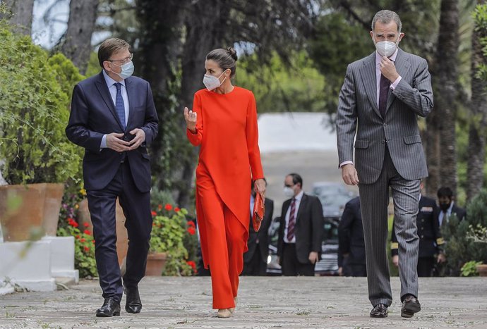 (I-D) El presidente de la Comunidad Valenciana, Ximo Puig; la Reina Letizia y el Rey Felipe VI a su llegada a la entrega del Premio Miguel de Cervantes 2020 al poeta Francisco Brines en la casa del autor, a 12 de mayo de 2021, en Oliva, Valencia, Comuni