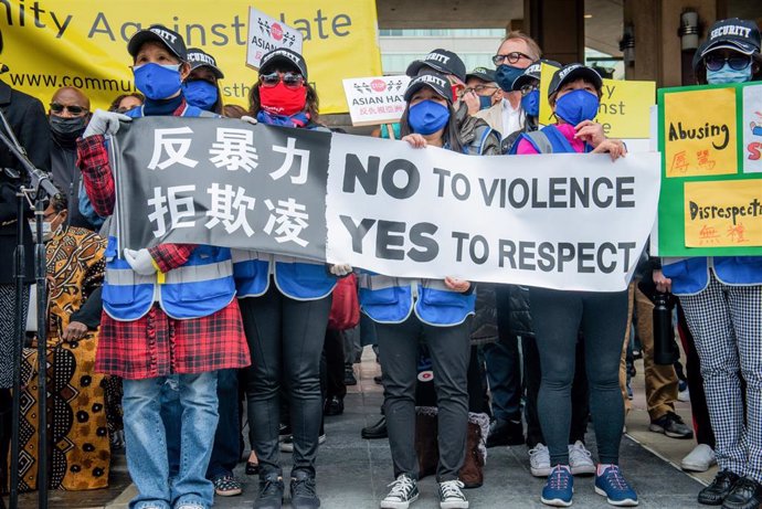 Manifestantes sostienen una pancarta durante una protesta contra el odio a la comunidad asiática en Oakland.