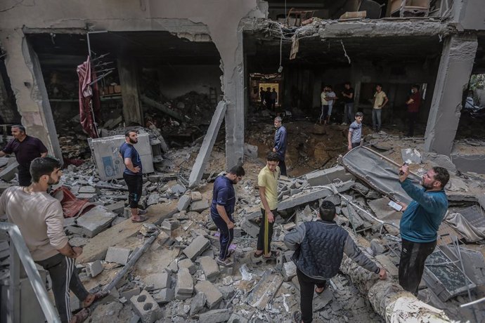 20 May 2021, Palestinian Territories, Gaza City: Palestinians inspect the damages in a building after it was hit during an Israeli airstrike, amid the escalating flare-up of Israeli-Palestinian violence. Photo: Mohammed Talatene/dpa
