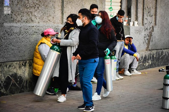 Archivo - Personas haciendo cola para rellenar bombonas de oxígeno en México durante la pandemia de coronavirus