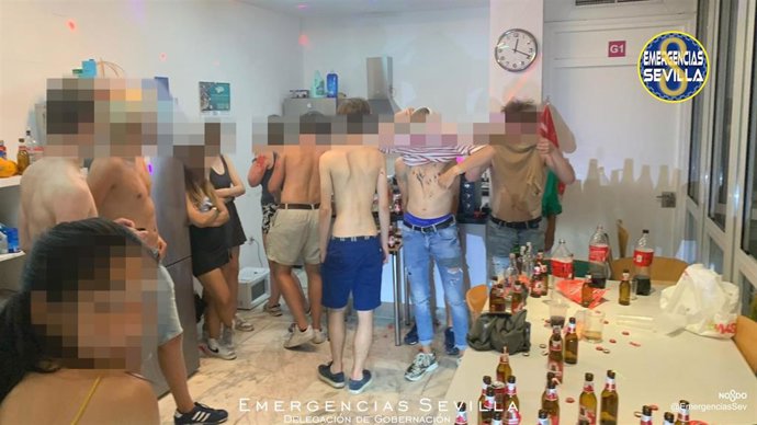 Jóvenes celebrando una fiesta de madrugada en un inmueble del Casco antiguo