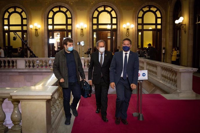 El expresidente de la Generalitat Quim Torra al llegar al Parlament para asistir al pleno de investidura del candidato de ERC Pere Aragons.