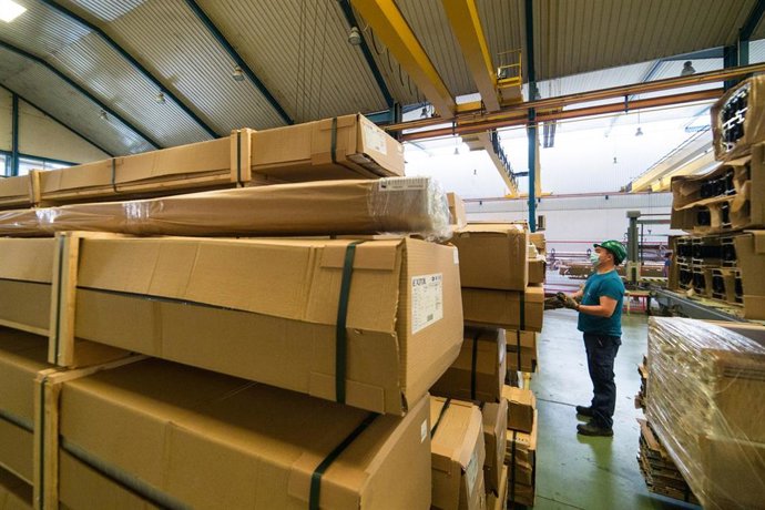 Archivo - Un trabajador durante su jornada laboral en una fábrica.