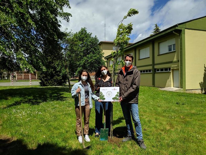 El director gerente de Juventud, Carlos Amatriain, con dos voluntarias de Equipo Europa, en Alsasua.