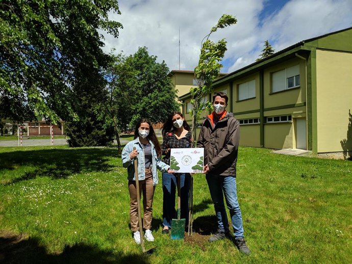 El director gerente de Juventud, Carlos Amatriain, con dos voluntarias de Equipo Europa, en Alsasua.