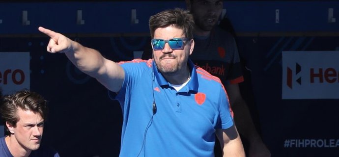 El argentino Max Caldas dirigiendo un partido de la selección de Países Bajos de hockey sobre hierba