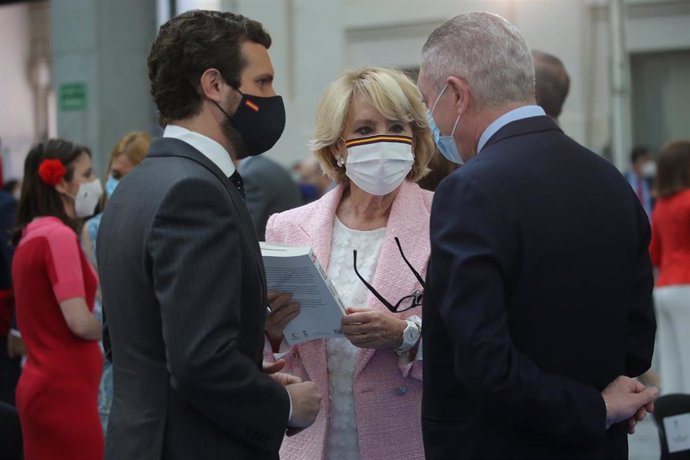 (I-D) El líder del PP, Pablo Casado; la expresidenta de la Comunidad de Madrid Esperanza Aguirre; y el exalcalde de Madrid Alberto Ruiz-Gallardón, conversa durante la entrega de las Medallas del Ayuntamiento de Madrid 