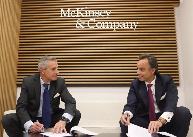 El presidente de Europa Press, Asís Martín de Cabiedes (izquierda), y el de McKinsey, Alejandro Beltrán (derecha), firman el acuerdo de colaboración para la puesta en marcha de la plataforma 'Generación de Oportunidades' en la sede de McKinsey.