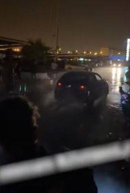 Uno de los coches participantes en conducciones temerarias y concentración de vehículos en el aparcamiento de un centro comercial