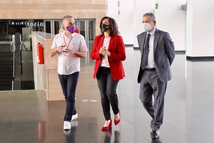 El secretario general de CCOO, Jorge Ruano, la presidenta del Gobierno riojano, Concha Andreu, y el consejero de Hacienda, Celso González, se dirigen al Congreso de CCOO en Riojafórum