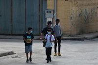 El Gobierno empezó ayer a repatriar menores desde Ceuta reclamados por sus padres "con todas las garantías", según Calvo