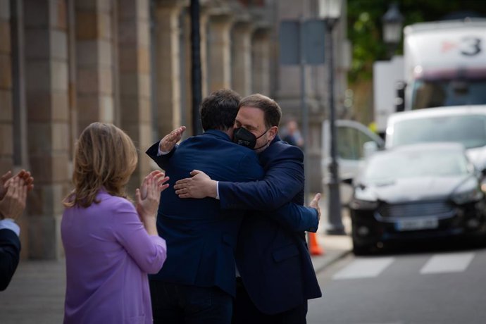 El líder d'ERC, Oriol Junqueras, s'abraa amb el dirigent republic Sergi Sabri al Parlament.