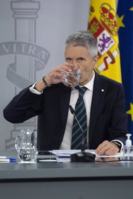 El ministro del Interior, Fernando Grande-Marlaska, bebe agua en una comparecencia tras la conclusión del Consejo de Ministro