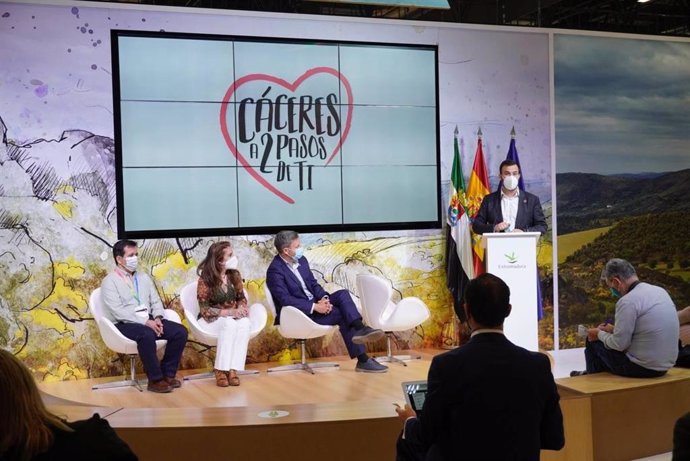 El alcalde de Cáceres, Luis Salaya, presenta en Fitur la oferta turística de la ciudad