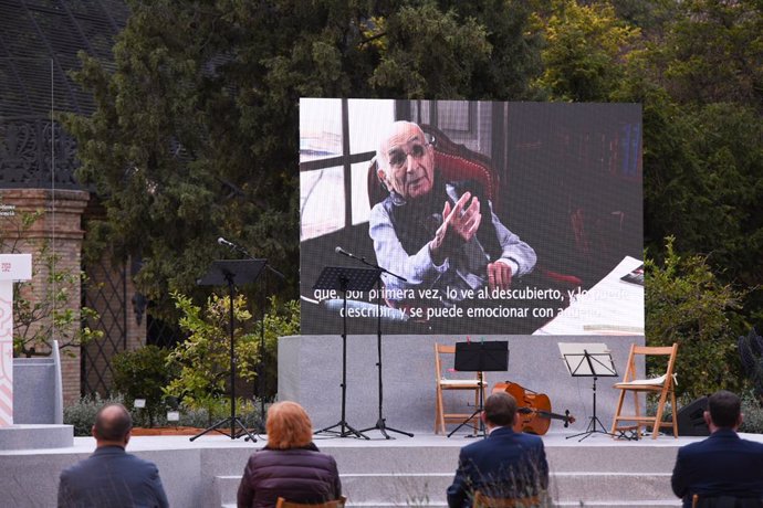 Archivo - El presidente de la Generalitat Valenciana, Ximo Puig, durante el acto-recital Francisco-Brines 10 días para el primer Cervantes valenciano, a 13 de abril de 2021, en Valencia
