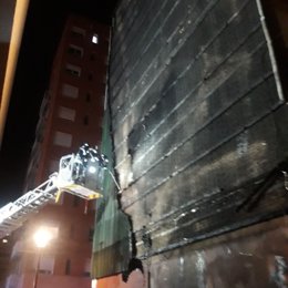 Evacuado un edificio del barrio del Bess de Barcelona por un incendio en la fachada, que no ha dejado heridos graves. El 21 de mayo de 2021.