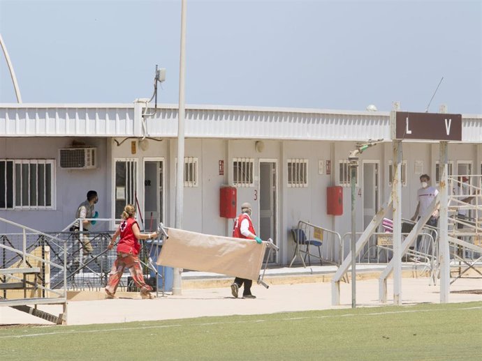 Trabajadores de la Cruz Roja en la Ciudad del Fútbol del Altos del Real de Melilla este pasado martes, cuando 86 de migrantes de origen subsahariano bordearon el dique sur de la costa más próxima que separa la ciudad española de Marruecos