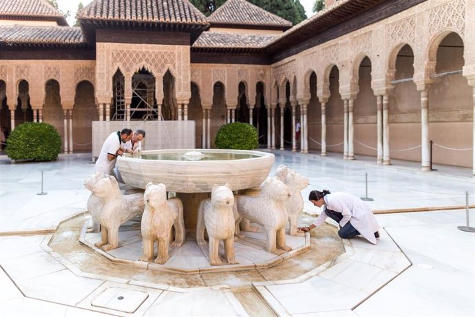 Científicos identifican la variedad de microalgas que habitan las fuentes monumentales de la Alhambra