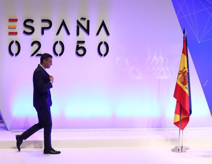 El presidente del Gobierno, Pedro Sánchez, después de intervenir en la presentación del proyecto España 2050, en el Auditorio del Museo Nacional Reina Sofía, a 20 de mayo de 2021, en Madrid (España). 