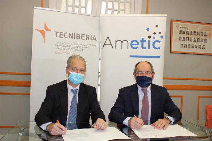 El presidente de Tecniberia, Pablo Bueno, y el presidente de Ametic, Pedro Mier, firman un acuerdo de colaboración